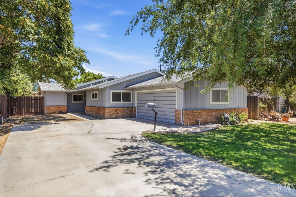 Photo of 524 B Street, Bakersfield, CA 93304 (MLS # 202607346)