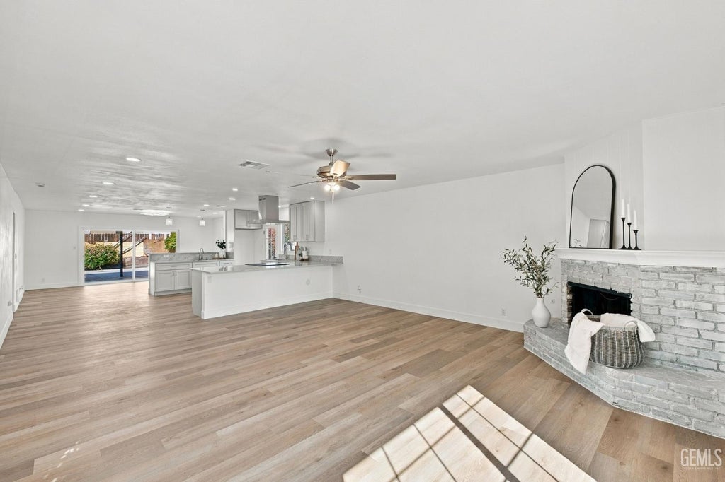 Photo of 421 Brookhaven Drive, Bakersfield, CA 93304 (MLS # 202610361)