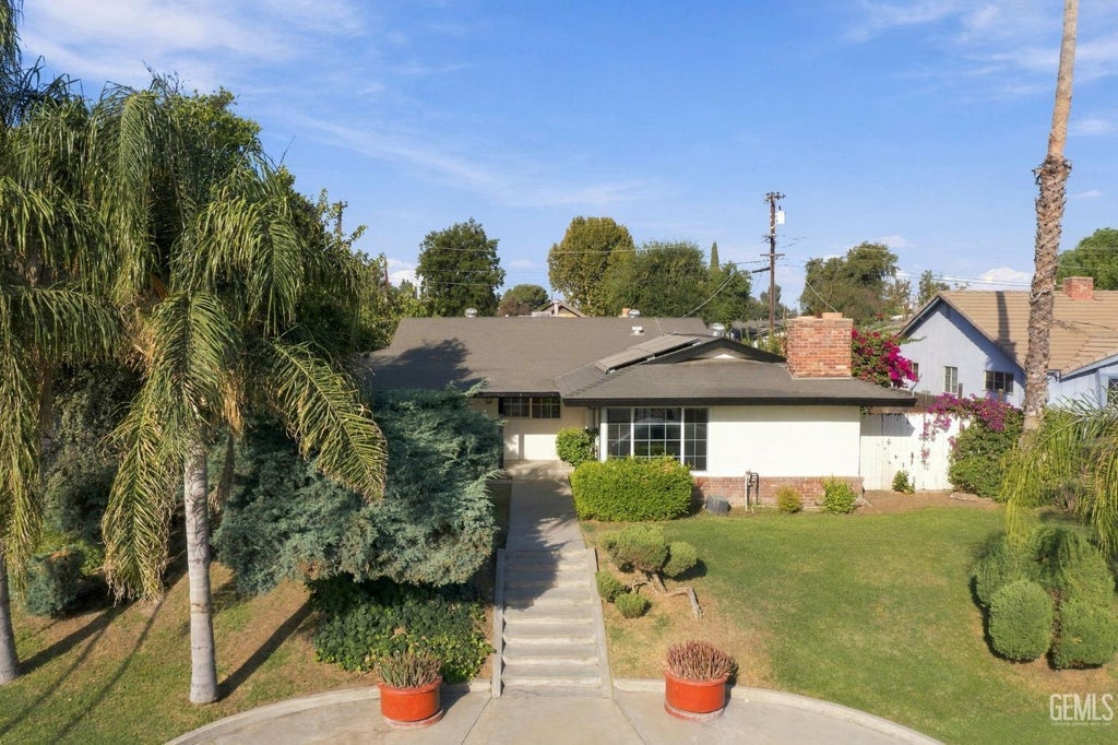 Photo of 421 Brookhaven Drive, Bakersfield, CA 93304 (MLS # 202610361)
