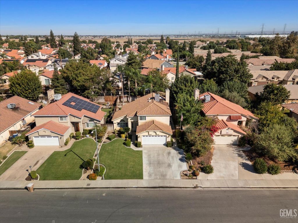 Photo of 8604 Fox Run Drive, Bakersfield, CA 93312 (MLS # 202511284)