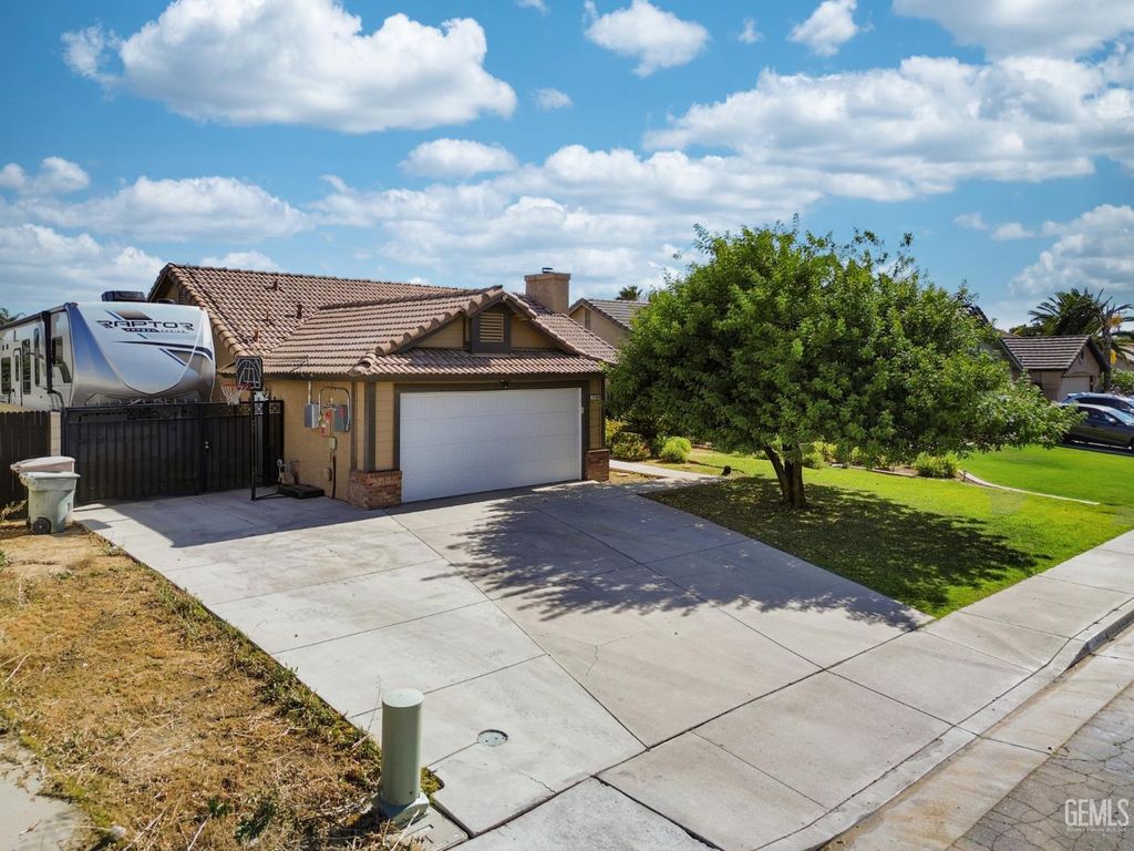 Photo of 11805 Hannah Denise Avenue, Bakersfield, CA 93312 (MLS # 202510934)