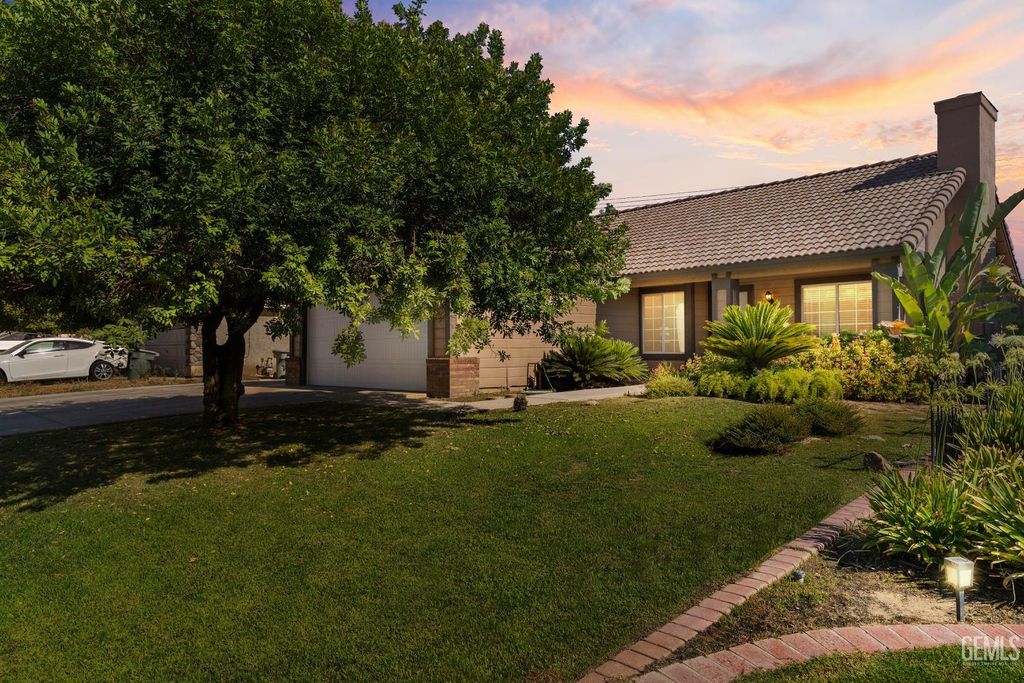 Photo of 11805 Hannah Denise Avenue, Bakersfield, CA 93312 (MLS # 202510934)