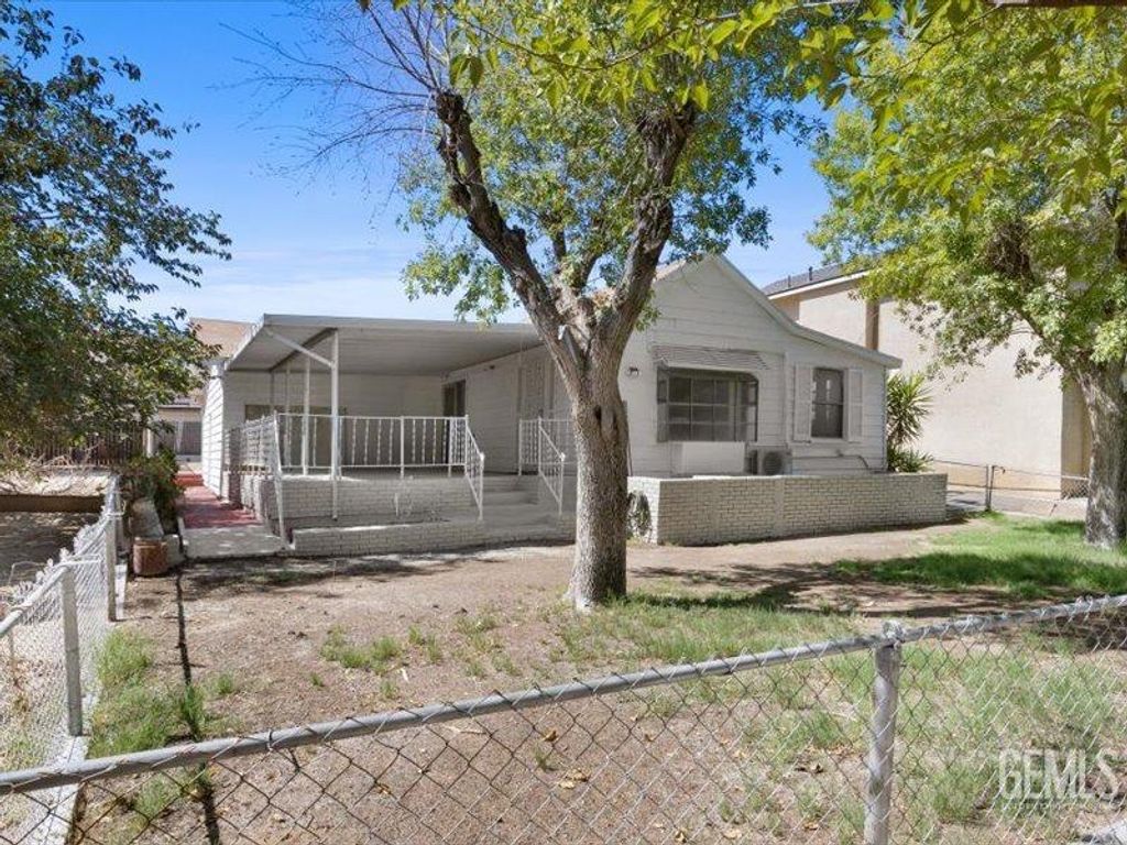 Photo of 121 Lucard St, Taft, CA 93268 (MLS # 202510607)
