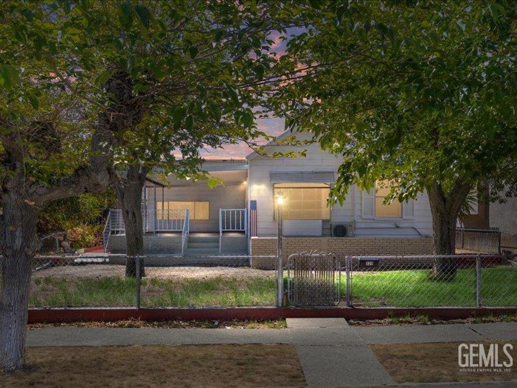 Photo of 121 Lucard St, Taft, CA 93268 (MLS # 202510607)