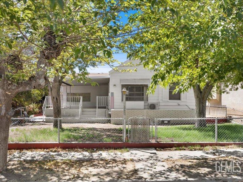 Photo of 121 Lucard St, Taft, CA 93268 (MLS # 202510607)