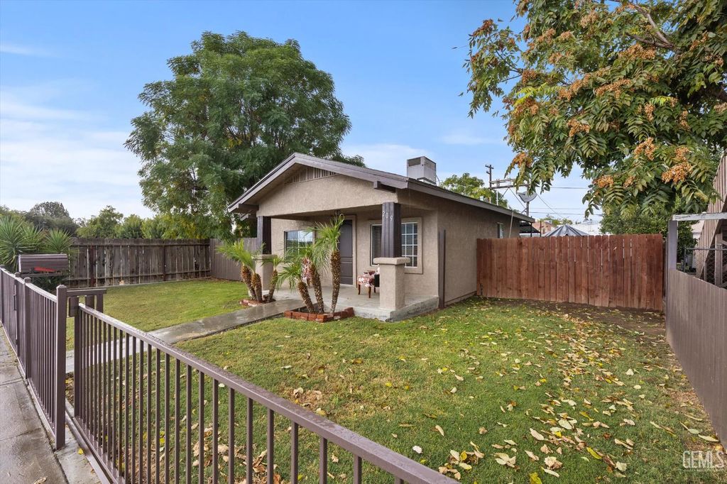 Photo of 209 Pacific Avenue, Shafter, CA 93263 (MLS # 202603884)