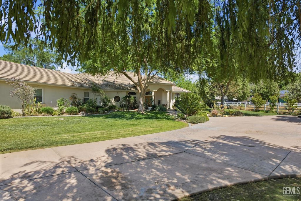 Photo of 1148 Basta Avenue, Bakersfield, CA 93308 (MLS # 202603799)