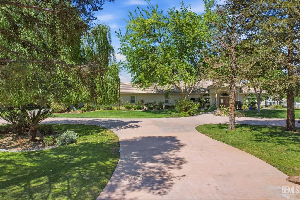 Photo of 1148 Basta Avenue, Bakersfield, CA 93308 (MLS # 202603799)