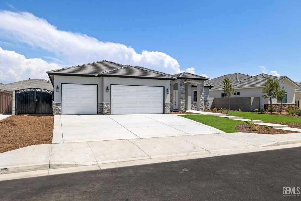 Photo of 7422 Allenmeir Court, Bakersfield, CA 93314 (MLS # 202606532)