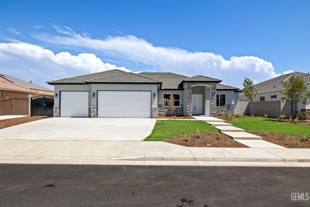 Photo of 7422 Allenmeir Court, Bakersfield, CA 93314 (MLS # 202606532)