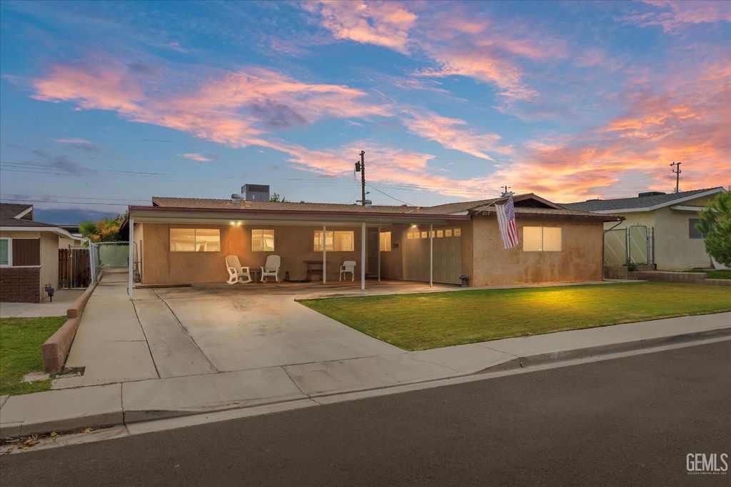 Photo of 217 Suzanne Lane, Taft, CA 93268 (MLS # 202600550)