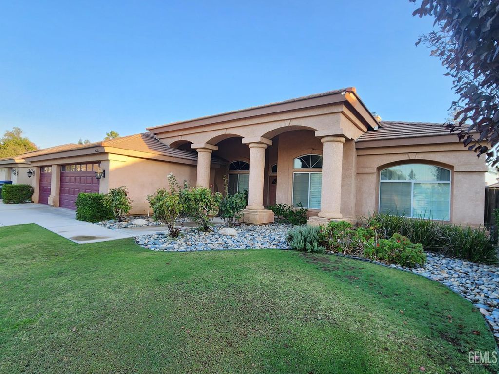 Photo of 10623 Fishers Peak Drive, Bakersfield, CA 93312 (MLS # 202511184)