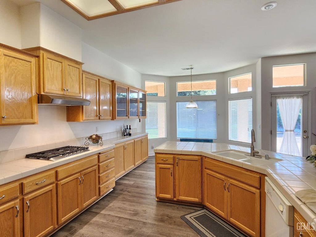 Photo of 10623 Fishers Peak Drive, Bakersfield, CA 93312 (MLS # 202511184)