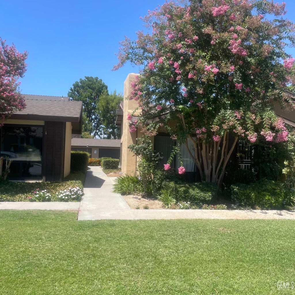 Photo of 4800 Treanna Avenue #U11B, Bakersfield, CA 93309 (MLS # 202608014)