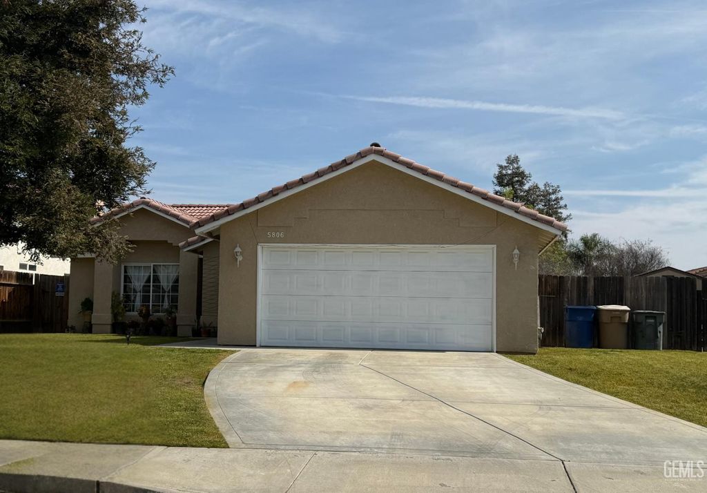 Photo of 5806 Arc Dome Avenue, Bakersfield, CA 93313 (MLS # 202602178)