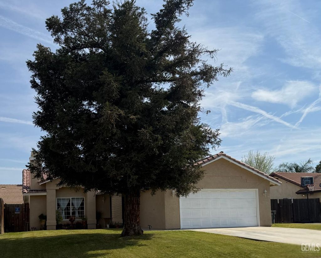 Photo of 5806 Arc Dome Avenue, Bakersfield, CA 93313 (MLS # 202602178)
