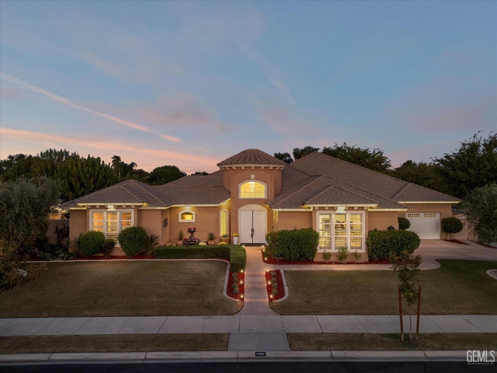 Photo of 1302 Renoir Avenue, Bakersfield, CA 93314 (MLS # 202610161)