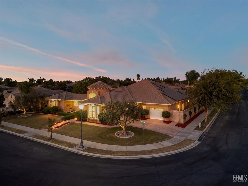 Photo of 1302 Renoir Avenue, Bakersfield, CA 93314 (MLS # 202610161)