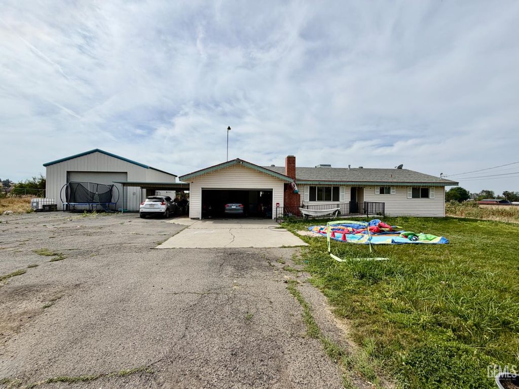 Photo of 679 E Mulberry Avenue, Porterville, CA 93257 (MLS # 202603794)