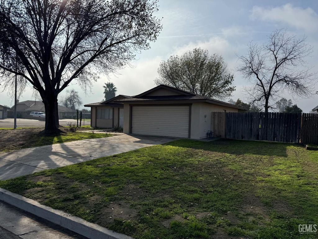 Photo of 8837 Glenda Street, Bakersfield, CA 93307 (MLS # 202600673)