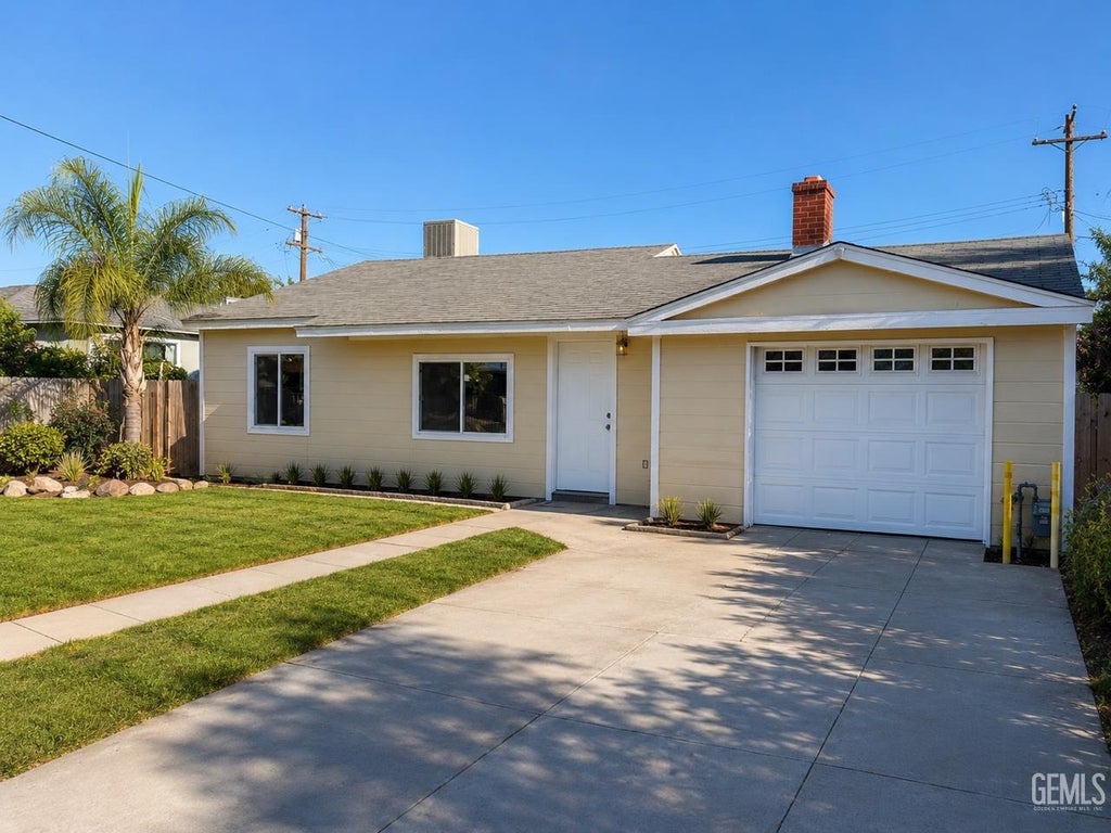 Photo of 2318 E Vassar Avenue, Fresno, CA 93703 (MLS # 202606725)