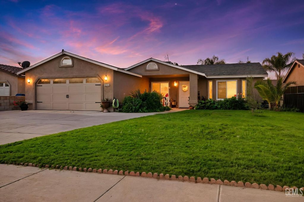 Photo of 1153 Burgundy Court, Mc Farland, CA 93250 (MLS # 202511108)