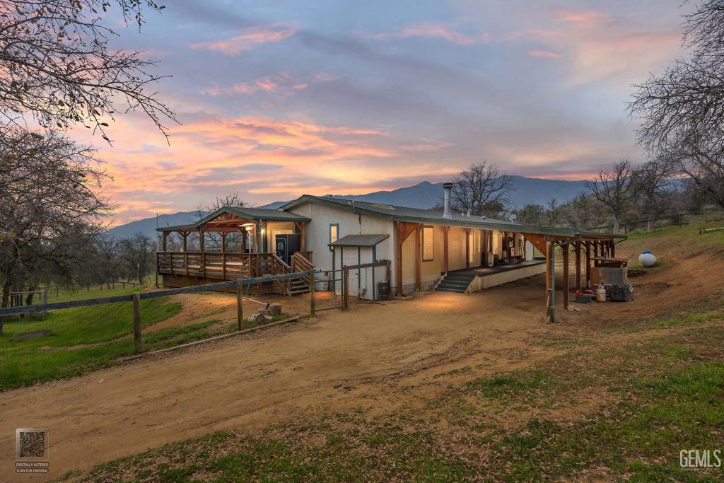 Photo of 42100 Buckeye Street, Caliente, CA 93518 (MLS # 202601505)