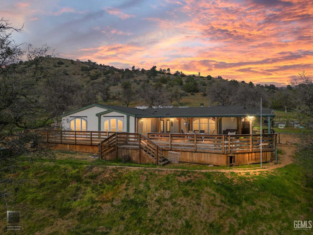 Photo of 42100 Buckeye Street, Caliente, CA 93518 (MLS # 202601505)