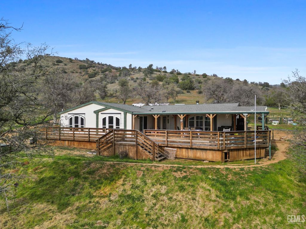 Photo of 42100 Buckeye Street, Caliente, CA 93518 (MLS # 202601505)