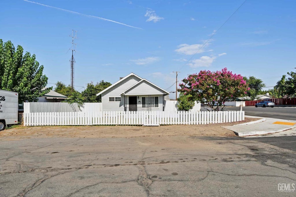 Photo of 400 Pierce Street, Taft, CA 93268 (MLS # 202609292)