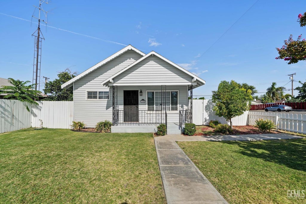 Photo of 400 Pierce Street, Taft, CA 93268 (MLS # 202609292)