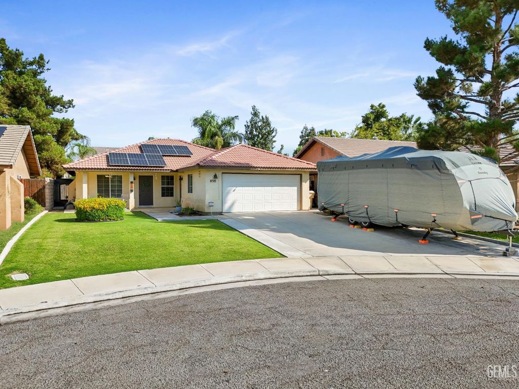 Photo of 850 Greenwood Meadow Lane, Bakersfield, CA 93308 (MLS # 202510924)