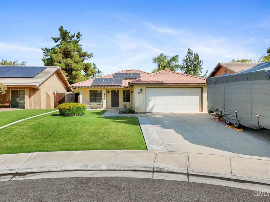 Photo of 850 Greenwood Meadow Lane, Bakersfield, CA 93308 (MLS # 202510924)