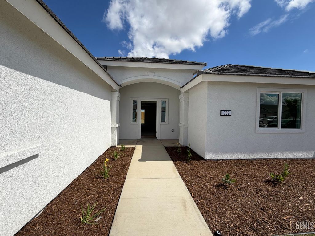 Photo of 732 Sammy Way, Shafter, CA 93263 (MLS # 202605741)