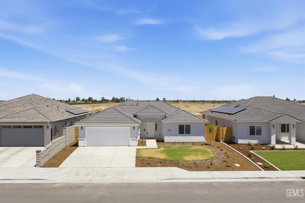 Photo of 732 Sammy Way, Shafter, CA 93263 (MLS # 202605741)