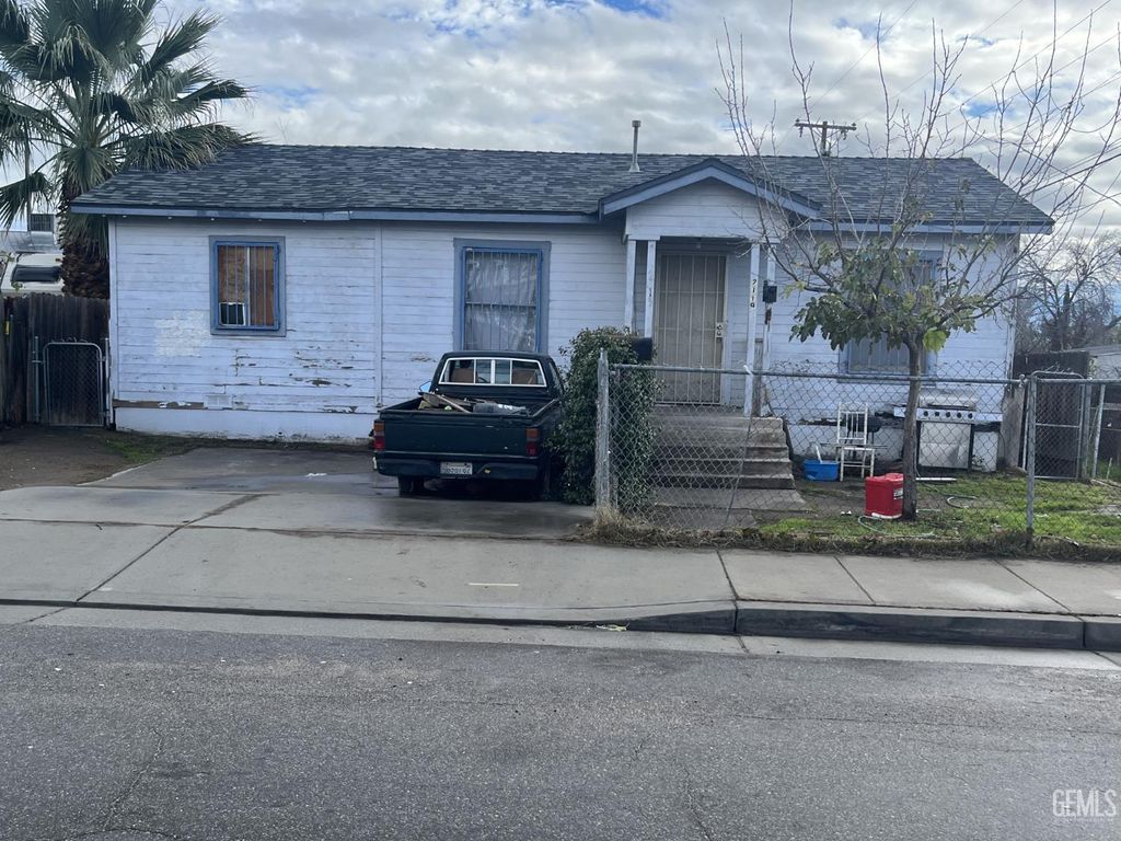 Photo of 2119 Robinson Street, Bakersfield, CA 93305 (MLS # 202600974)