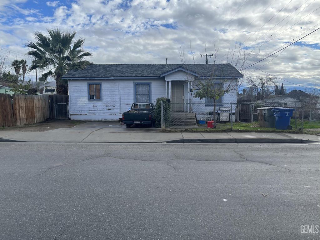 Photo of 2119 Robinson Street, Bakersfield, CA 93305 (MLS # 202600974)