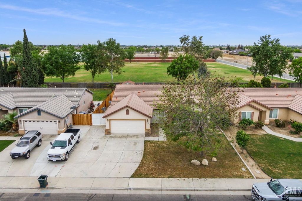 Photo of 12317 Lavina Avenue, Bakersfield, CA 93312 (MLS # 202511050)