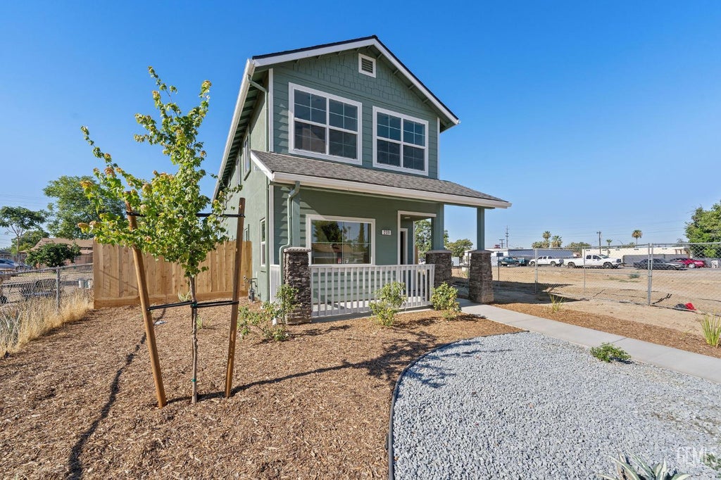 Photo of 209 E 10th Street, Bakersfield, CA 93307 (MLS # 202607595)