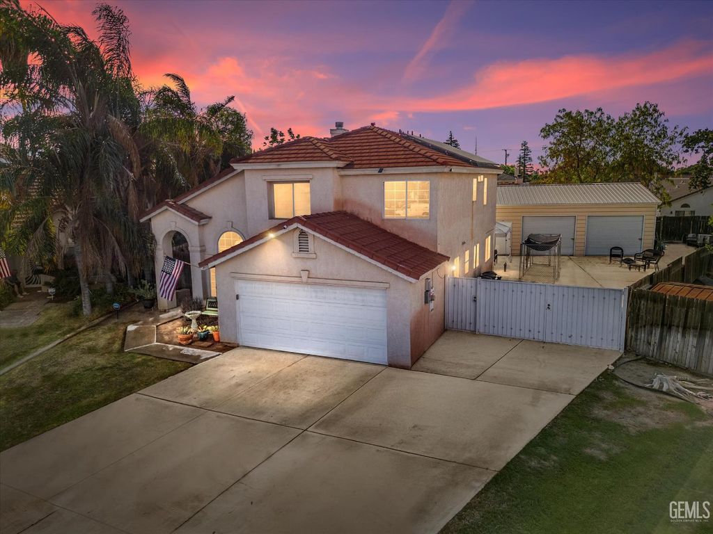 Photo of 3910 Four Seasons Court, Bakersfield, CA 93313 (MLS # 202511083)