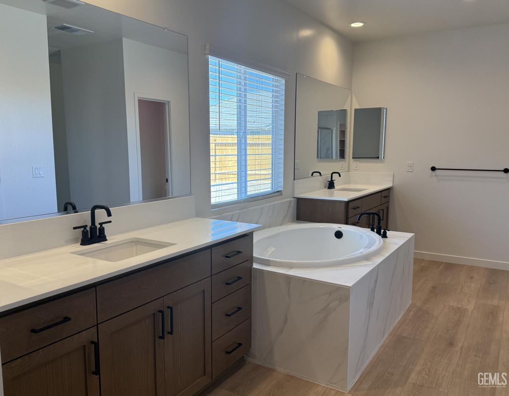 Photo of 511 Grande Court, Bakersfield, CA 93314 (MLS # 202608019)