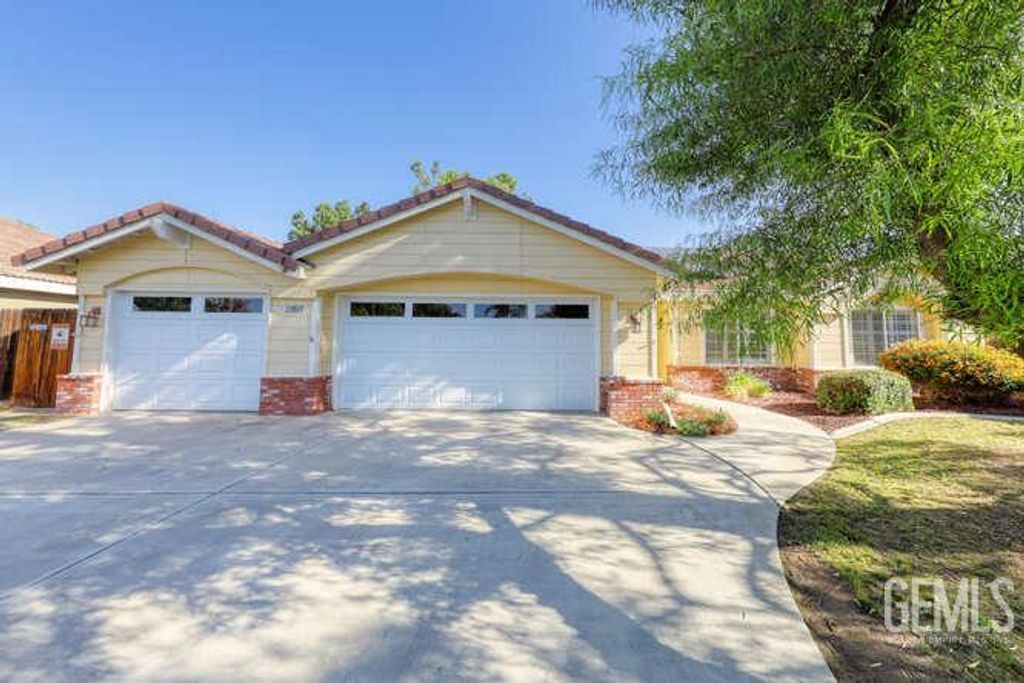Photo of 11004 Lakewood Court, Bakersfield, CA 93312 (MLS # 202511017)