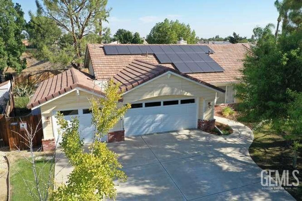 Photo of 11004 Lakewood Court, Bakersfield, CA 93312 (MLS # 202511017)