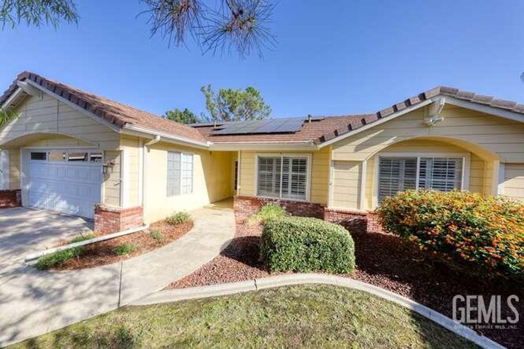 Photo of 11004 Lakewood Court, Bakersfield, CA 93312 (MLS # 202511017)