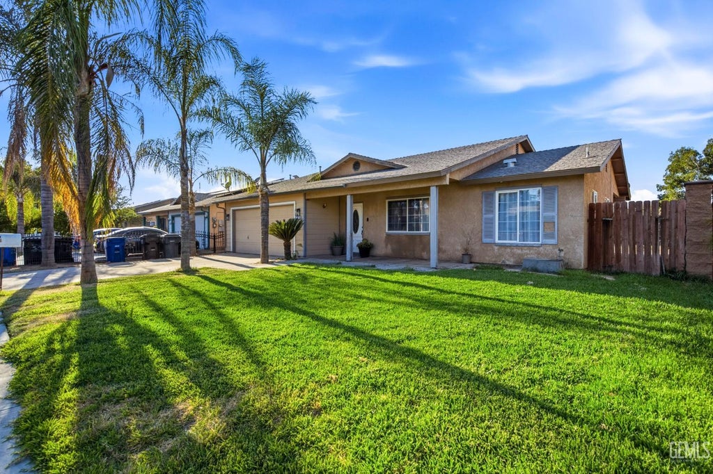 Photo of 676 E Bobbi Avenue, Earlimart, CA 93219 (MLS # 202608595)