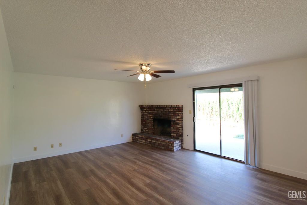 Photo of 532 Francis Street, Bakersfield, CA 93308 (MLS # 202510999)