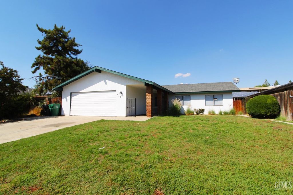 Photo of 532 Francis Street, Bakersfield, CA 93308 (MLS # 202510999)