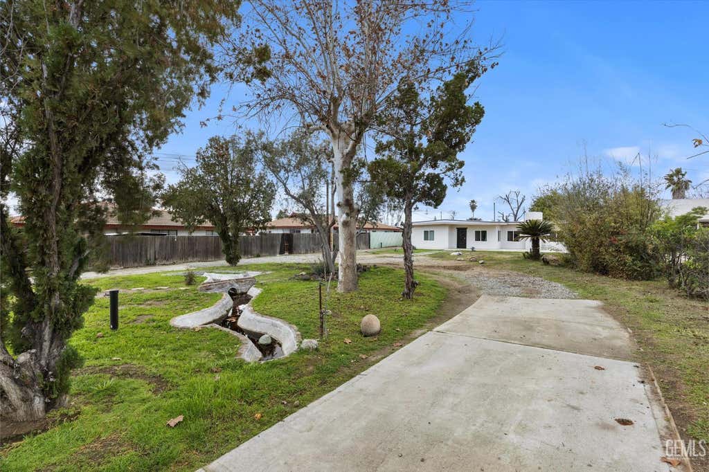 Photo of 911 BALDWIN Road, Bakersfield, CA 93304 (MLS # 202608034)
