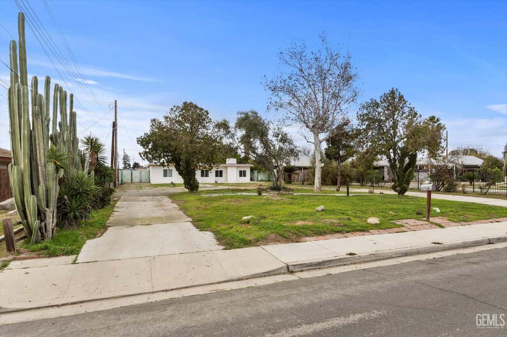 Photo of 911 BALDWIN Road, Bakersfield, CA 93304 (MLS # 202608034)