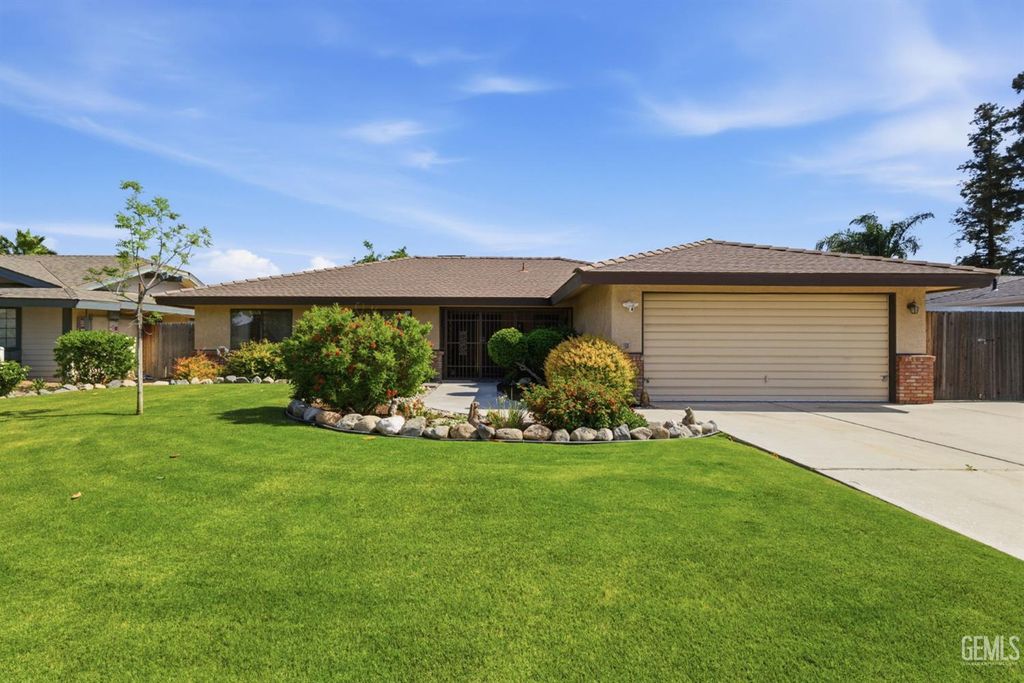 Photo of 7605 Valemount Drive, Bakersfield, CA 93309 (MLS # 202603142)